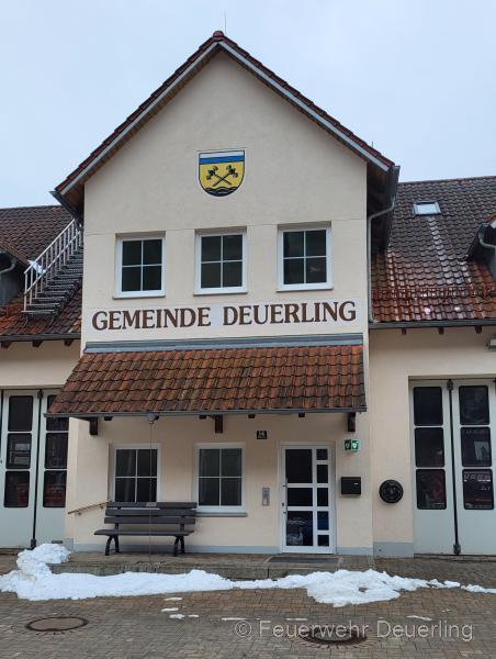 Ein Lebensretter für Deuerling: Neuer Defibrillator am Feuerwehrgerätehaus